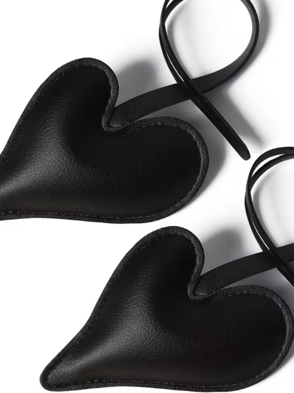 BLACK HEART BAG CHARM IN FAUX LEATHER